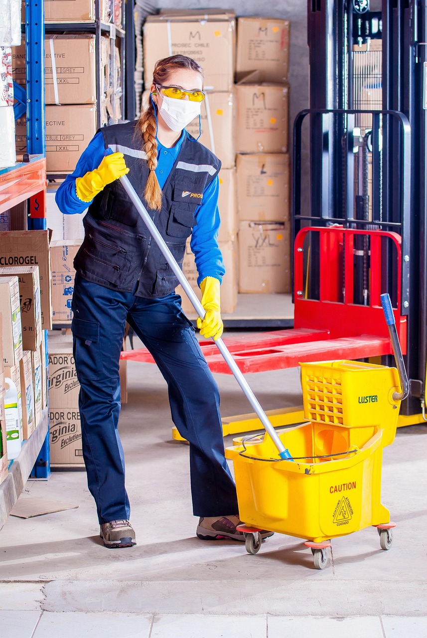 Professionele schoonmaakmedewerker aan het werk in een kantoorpand