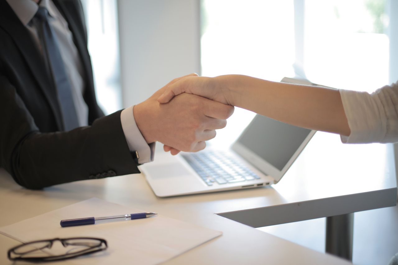 Recruiter in gesprek met een sollicitant voor een logistieke functie
